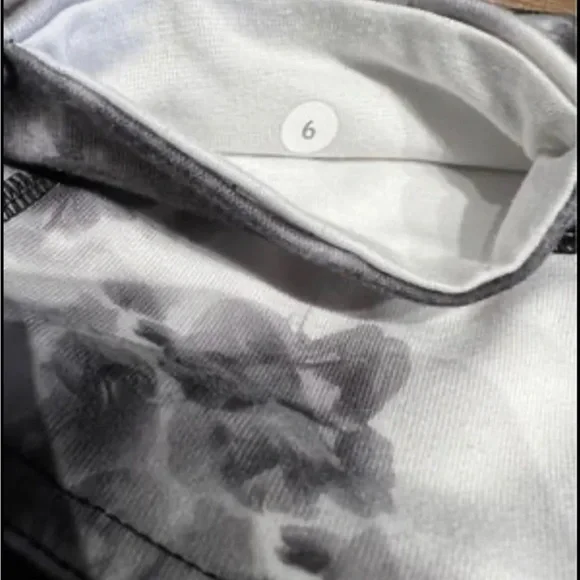 Lululemon Cropped Yogi Dance Pant Gray Black Roses RARE! - Picture 8 of 8